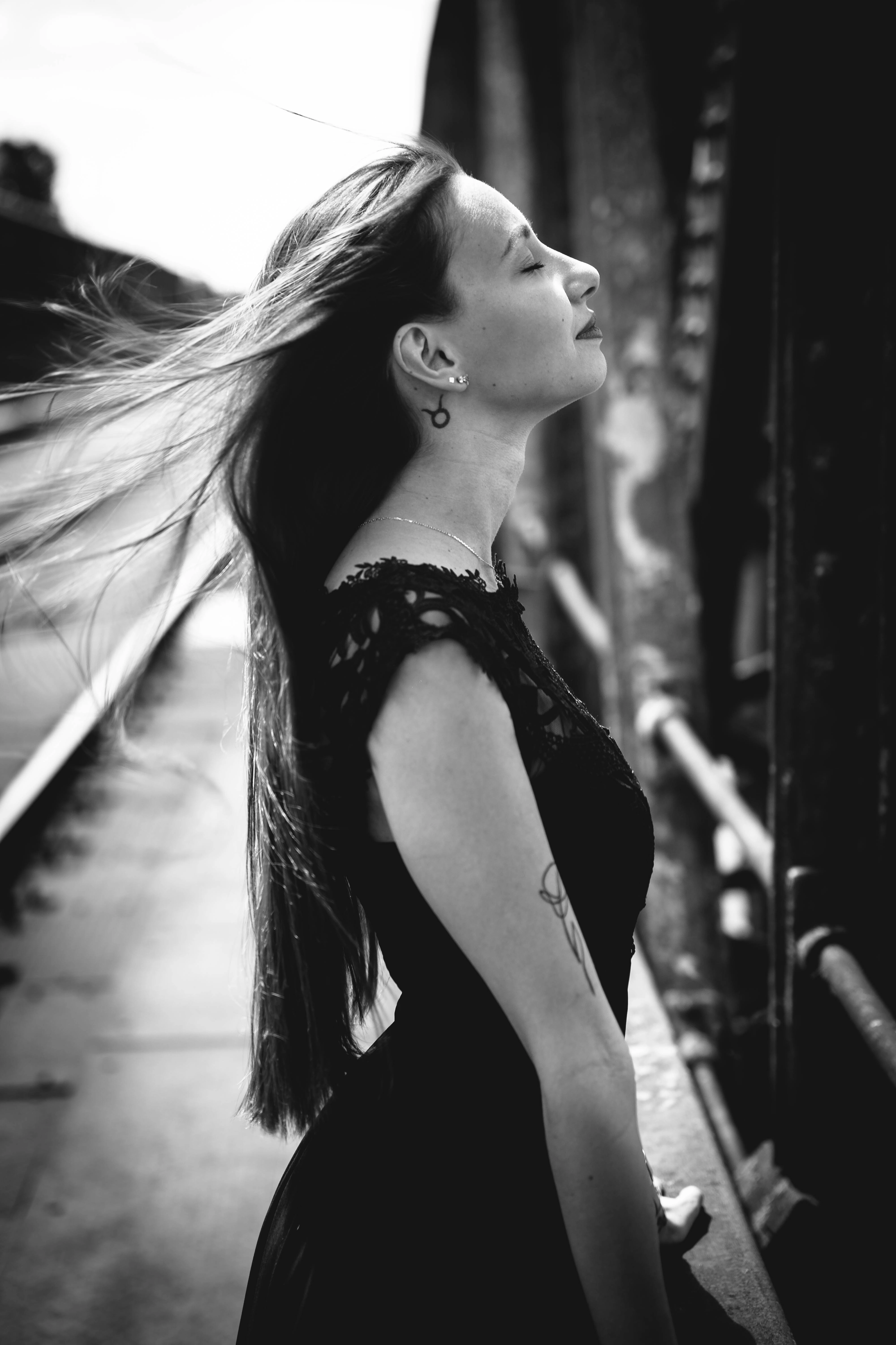 Portrait noir et blanc en robe noire